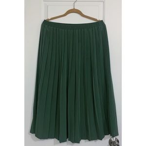 Pleated olive green mid skirt. 🍂🧡